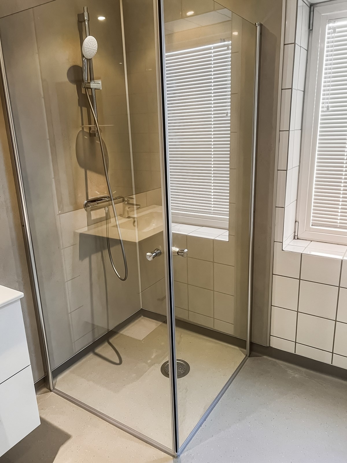 Det ble montert nye våtromsplater i dusjhjørnet samt glassdører Galleribilde