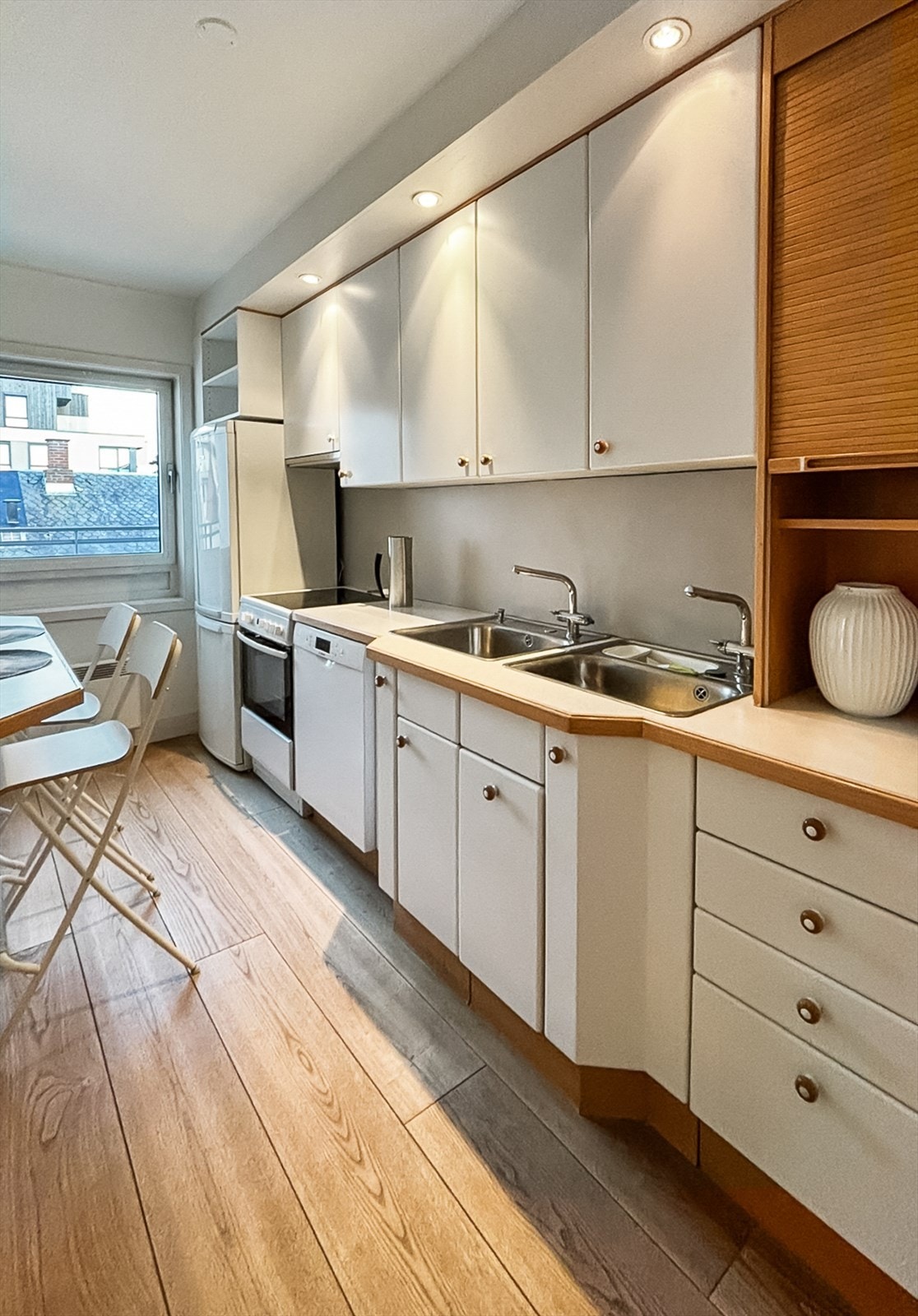 Kjøkkenet er utstyrt med frittstående komfyr, oppvaskmaskin og kjøleskap som alt er nytt fra 2025 Galleribilde