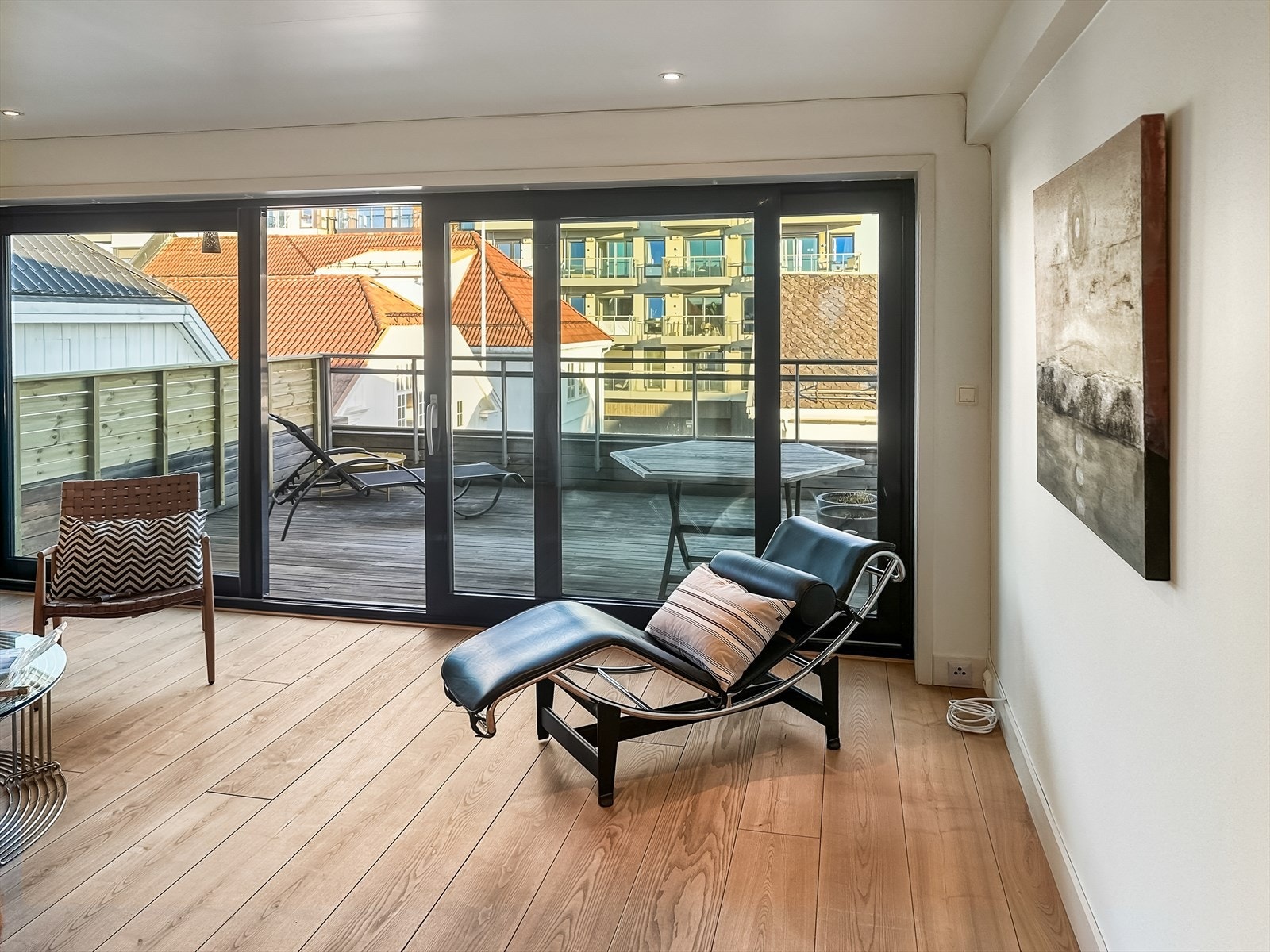 Leiligheten har en gjennomgående planløsning med store vindusflater som gir godt med naturlig lys Galleribilde