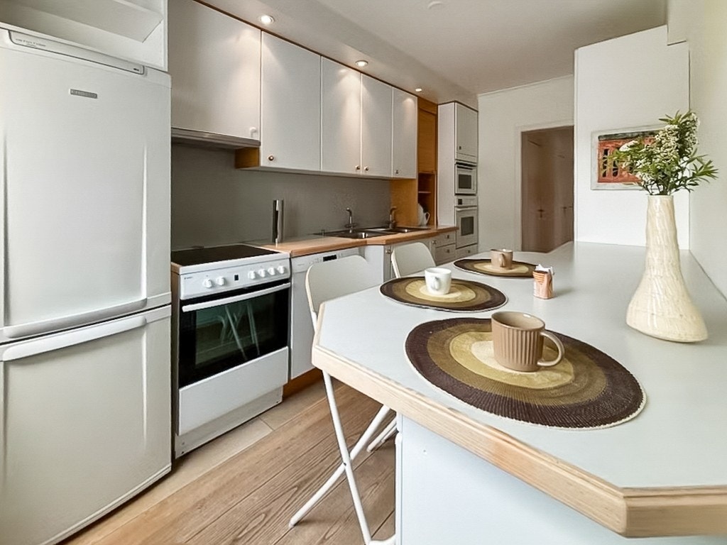 Kjøkkenet har vifte med omluft og dobbel kjøkkenkum Galleribilde