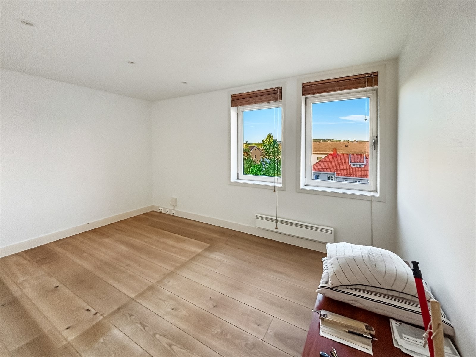 Boligen har totalt 3 soverom av god størrelse - her hovedsoverommet Galleribilde