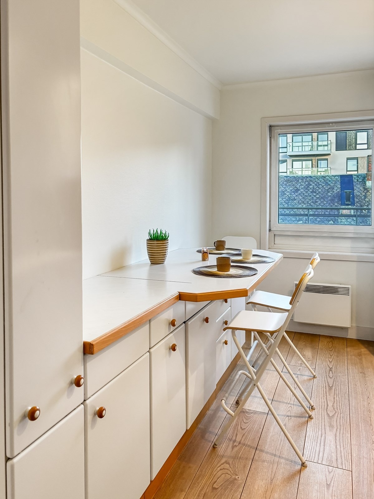 Kjøkkenet har godt med skap- og benkeplass samt spiseplass Galleribilde