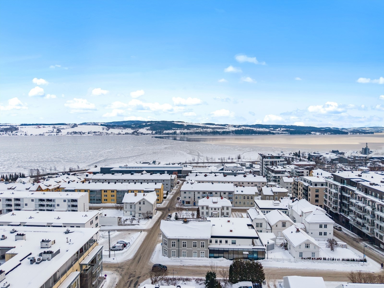 Øvre Torvgate 21 har en attraktiv beliggenhet sentralt i Gjøvik sentrum, med umiddelbar nærhet til byens servicetilbud Galleribilde