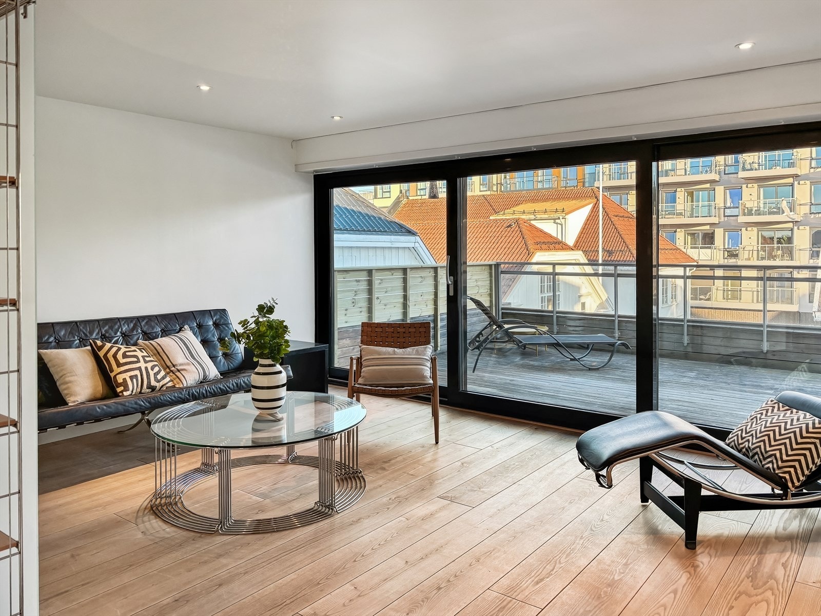 Leiligheten har stor, nyere installert skyvedør ut på terrassen hvor solen kan nytes store deler av dagen Galleribilde