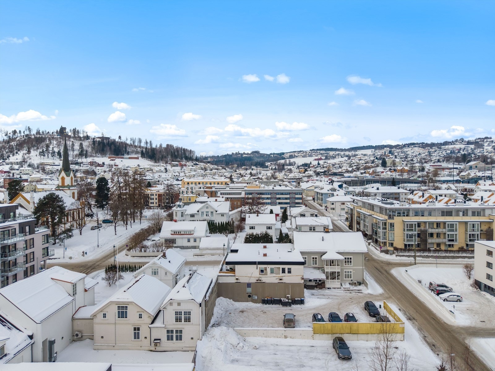 I nærområdet finner du et bredt utvalg av butikker, serveringssteder, posttjenester, kjøpesenter og offentlig kommunikasjon, noe som gjør hverdagen både enkel og effektiv Galleribilde