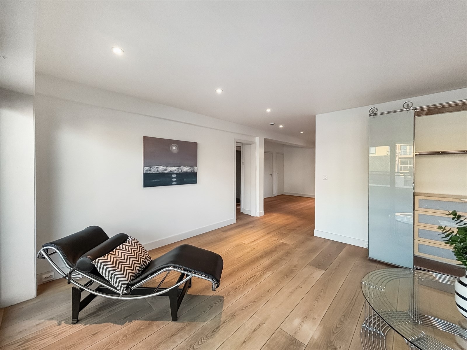 Romslig stue med god plass til sofagruppe, TV-seksjon og øvrig møblement Galleribilde