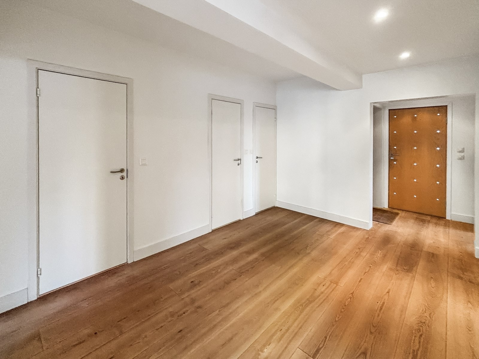 Praktisk entré med WC, rom innredet som vaskerom og en bod som gir ekstra oppbevaringsplass Galleribilde