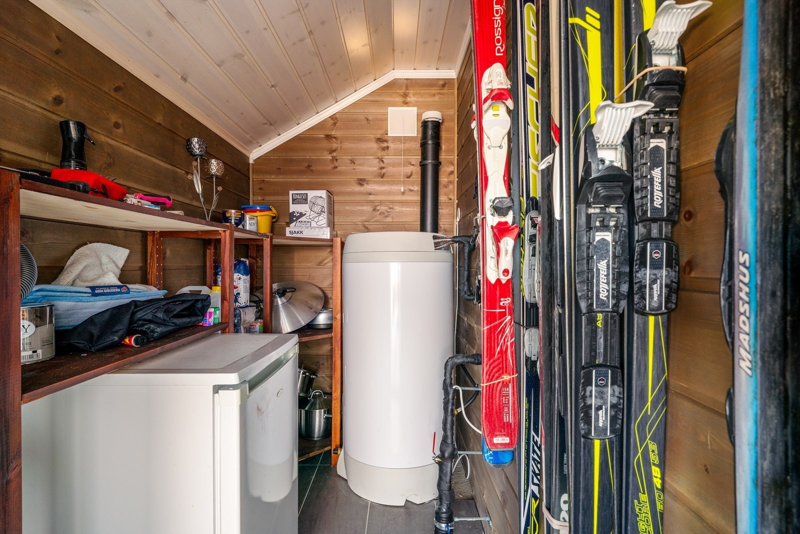 Bod på 3 m² i tillegg til bod på 5,7 m² i garasje. Galleribilde