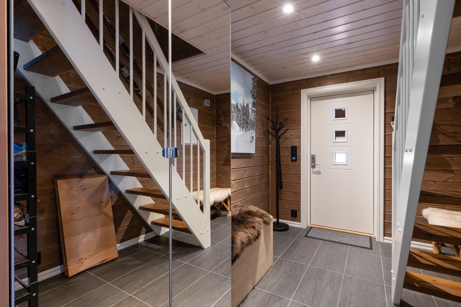 Romslig entre med god plass til oppbevaring. Galleribilde