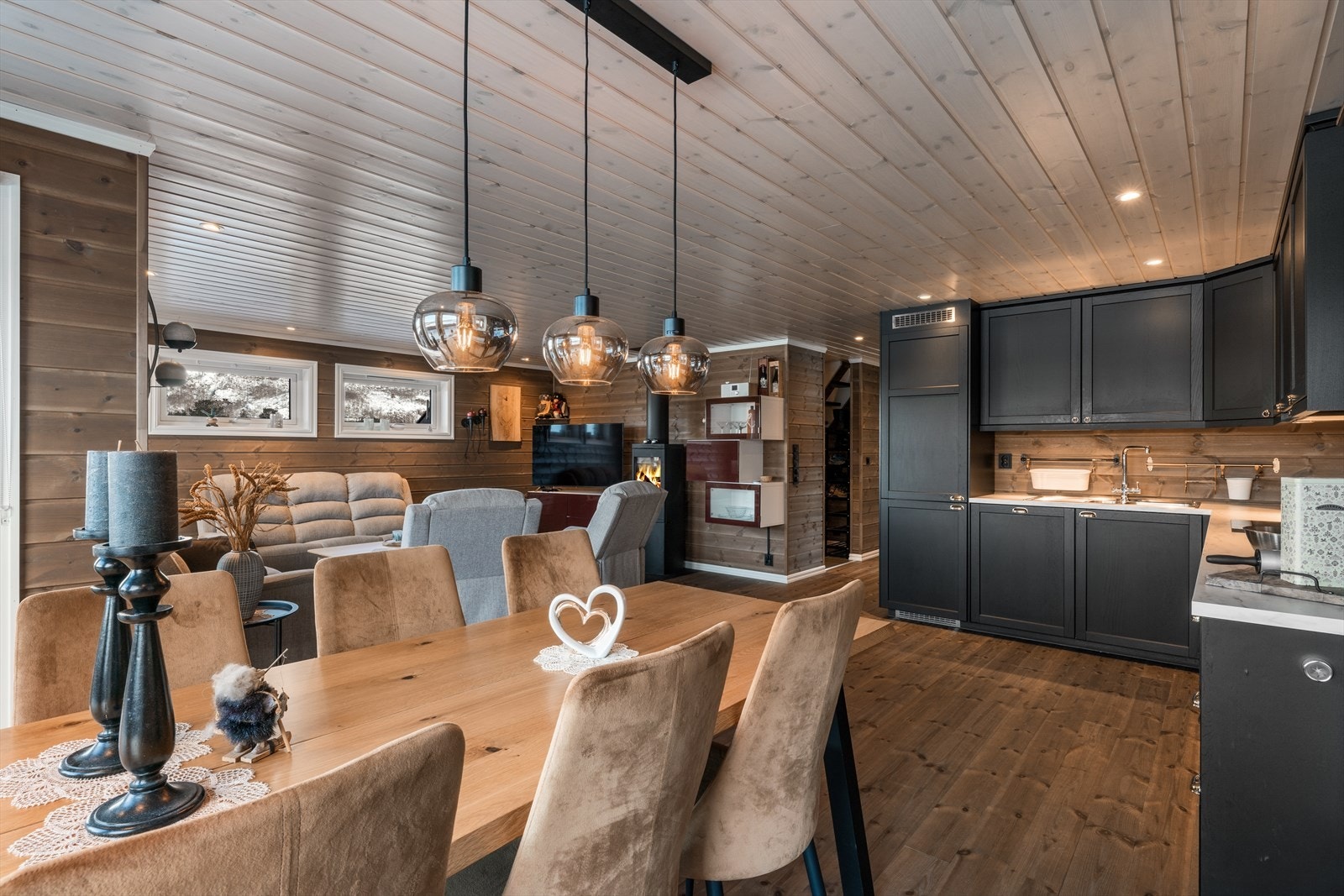 God plass til familie og venner rundt bordet. Galleribilde