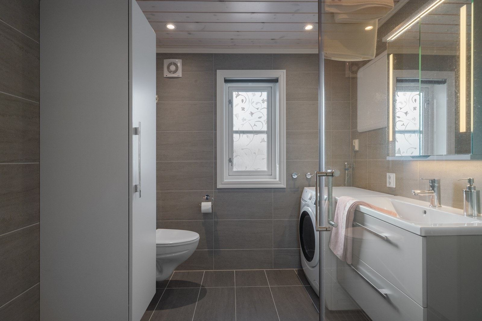 Moderne helfliset bad fra 2022. Galleribilde