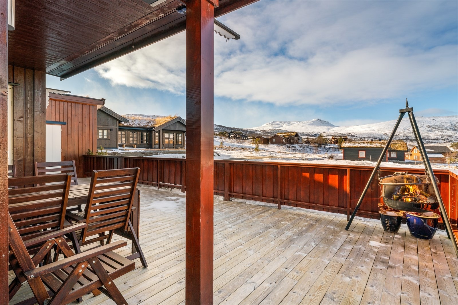 Romslig terrasse med gode solforhold og herlig utsikt, en naturlig forlengelse av stuen. Galleribilde