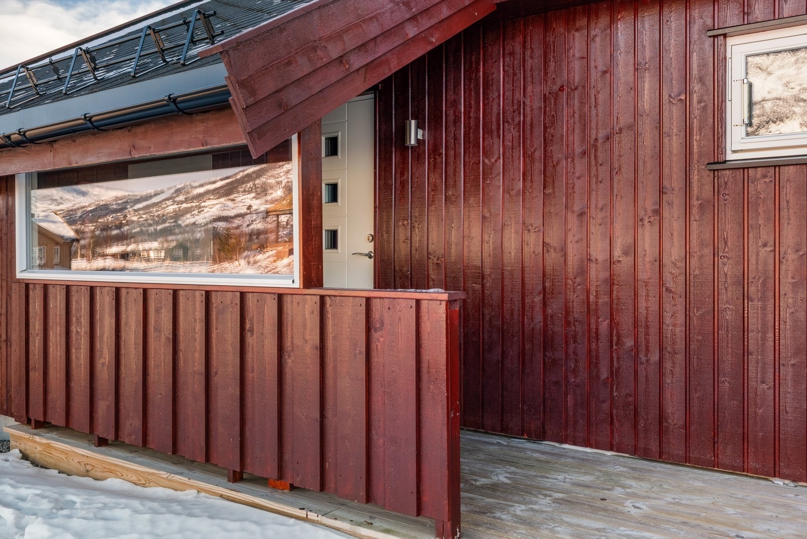 Med overbygget inngangsparti er du skjermet mot vær og vind. Galleribilde