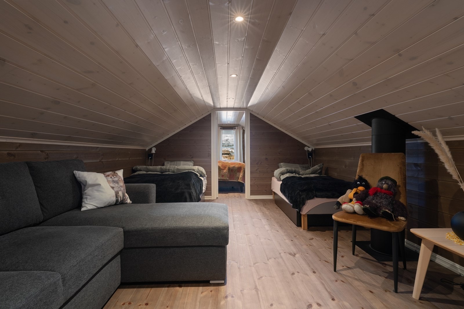 Loftstuen er i dag innredet med sofa og sengeplasser Galleribilde