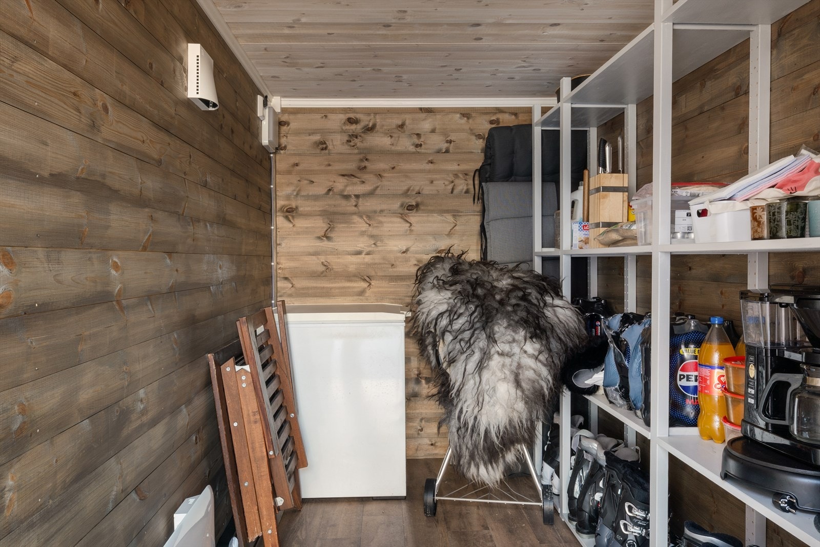 Romslige boder med plass til ski, sykler og annet fritidsutstyr. Galleribilde