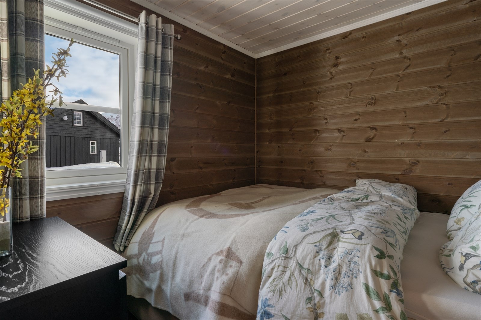 Praktisk soverom med plass til dobbeltseng og eg garderobe, perfekt for gjester eller familie. Galleribilde