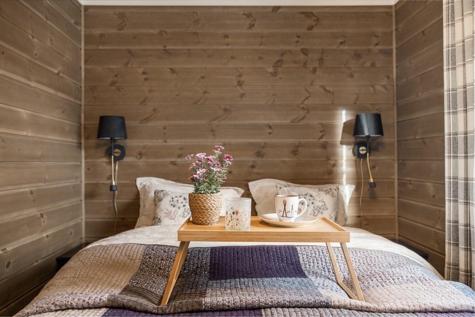 Start dagen med en kopp kaffe og utsikt mot fjellene
. Galleribilde