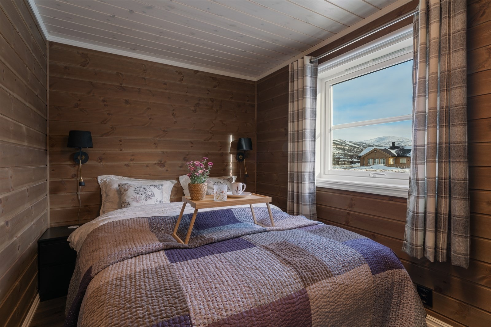 Romslig hovedsoverom med plass til dobbeltseng og garderobeløsning. Galleribilde