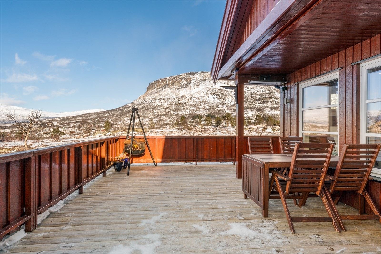 Skjermet og innbydende uteplass med god plass til å møblere ulike soner. Galleribilde