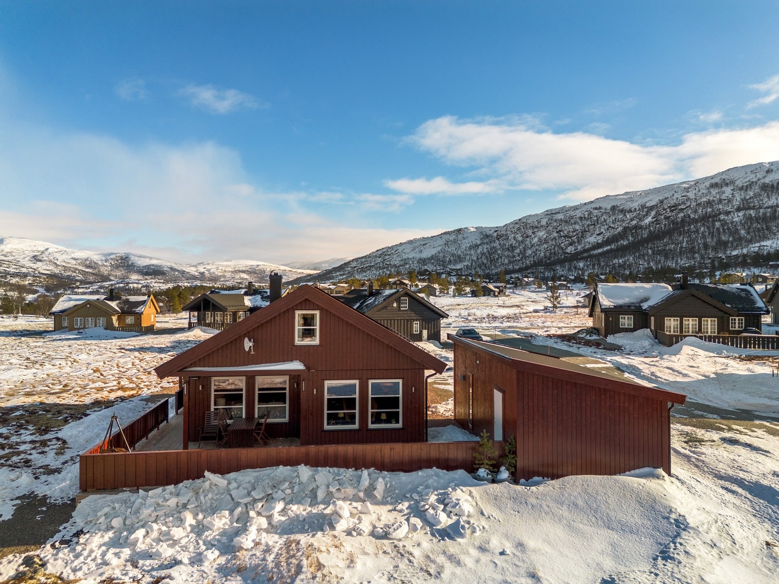 Moderne fritidsbolig oppført i 2022 med fri og åpen utsikt mot fjellet. Galleribilde