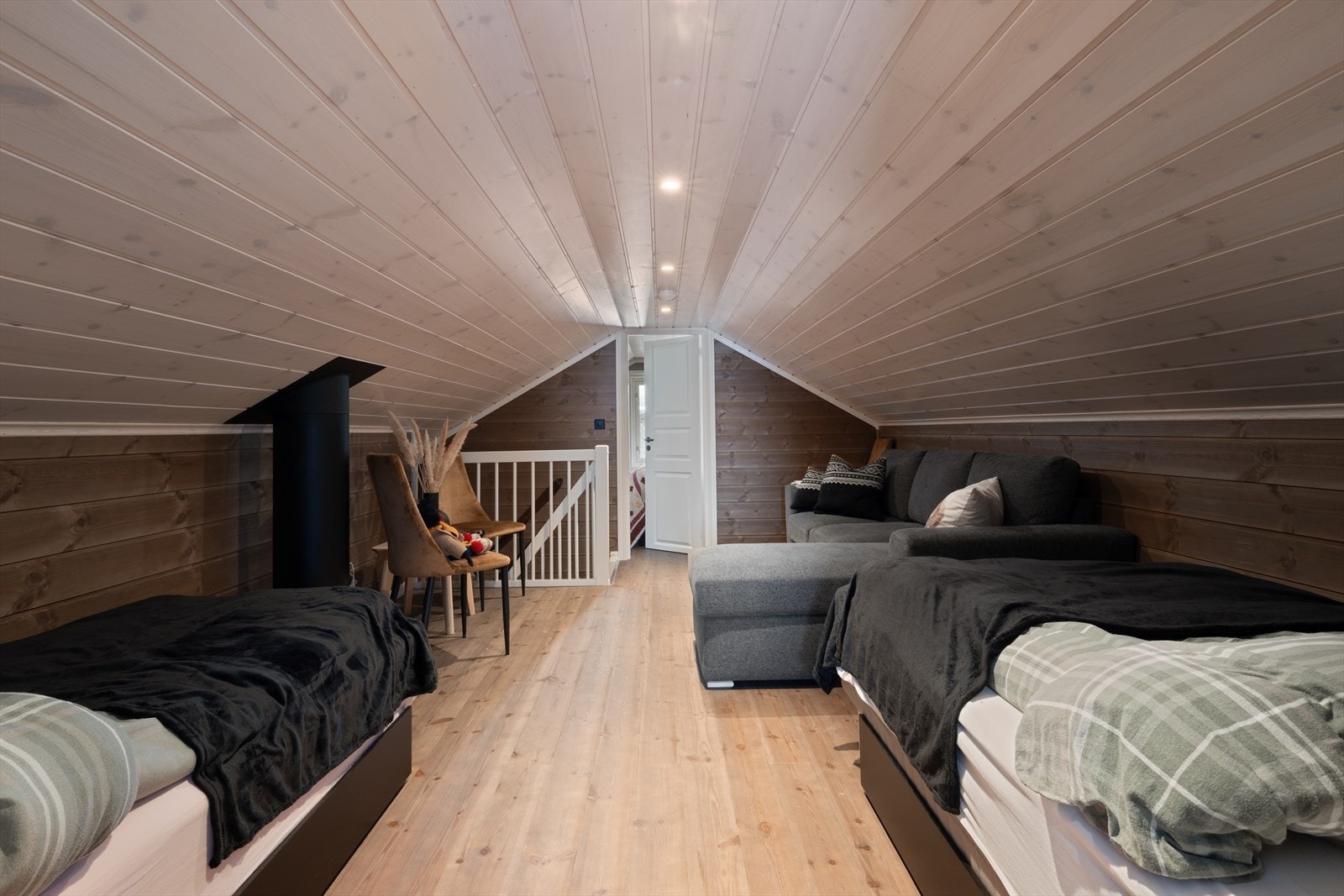 Romslig loftsstue, perfekt sone der barna kan kose seg! Galleribilde
