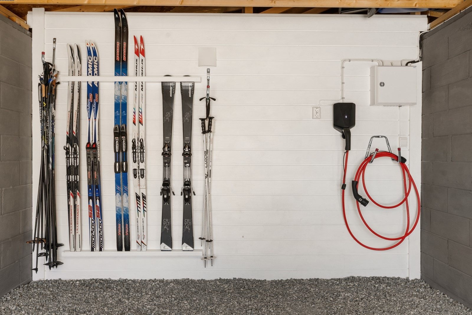 Med elbillader i egen garasje er bilen fullladet når du kjøper hjem fra fjellet. Galleribilde