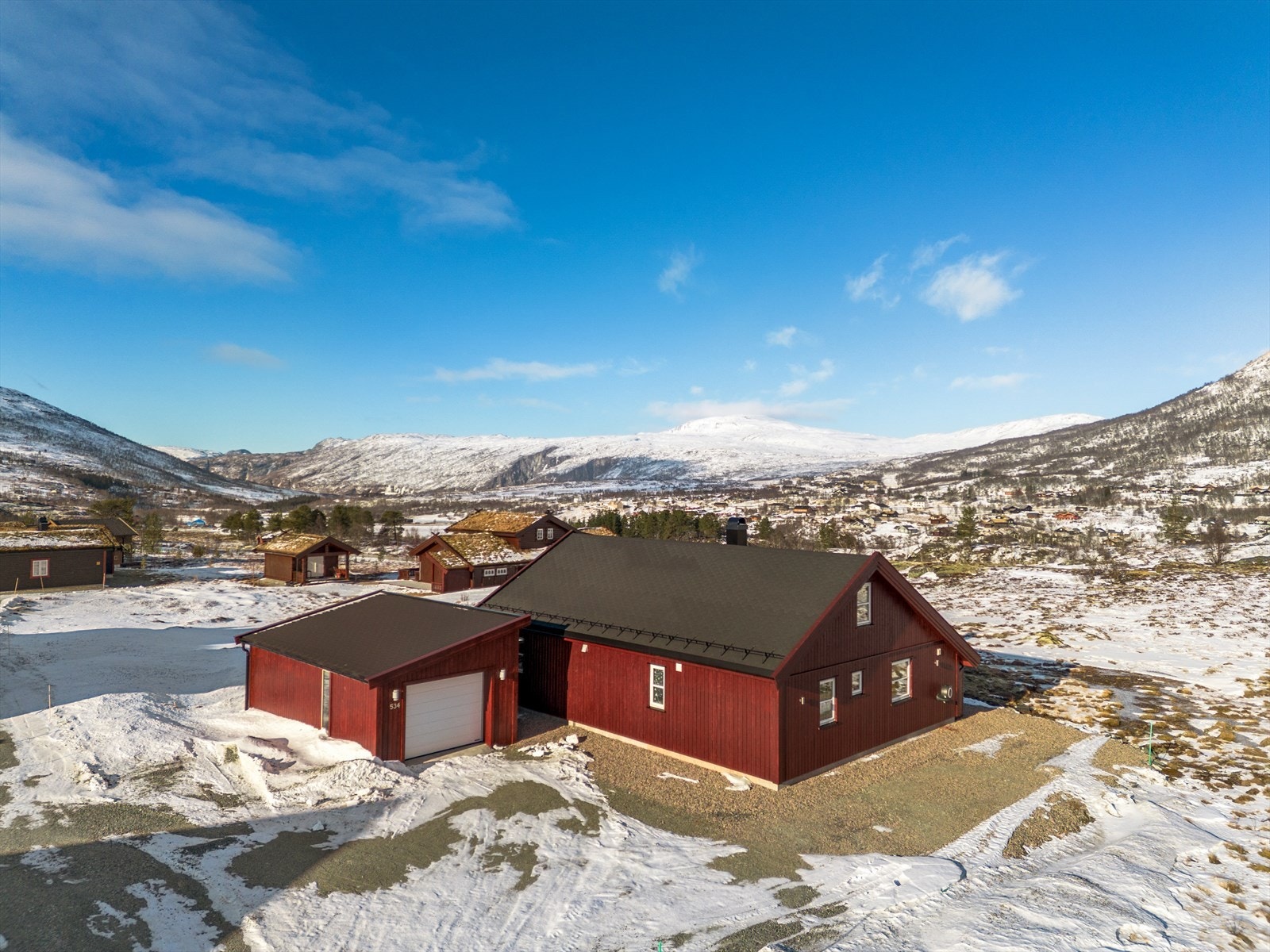 Garasje fra 2023 og romslig biloppstillingsplass med plass til flere biler, ideelt når familie og venner er samlet. Galleribilde