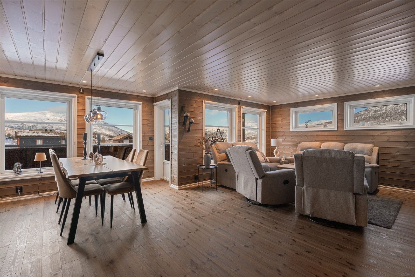 Store vindusflater sikrer mye naturlig lys og fantastisk utsikt. Galleribilde