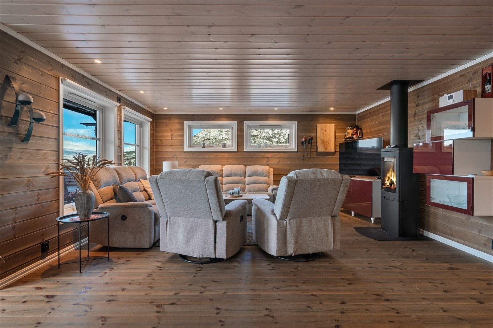 Hyggelig sofagruppe med vedovn som skaper en lun atmosfære Galleribilde