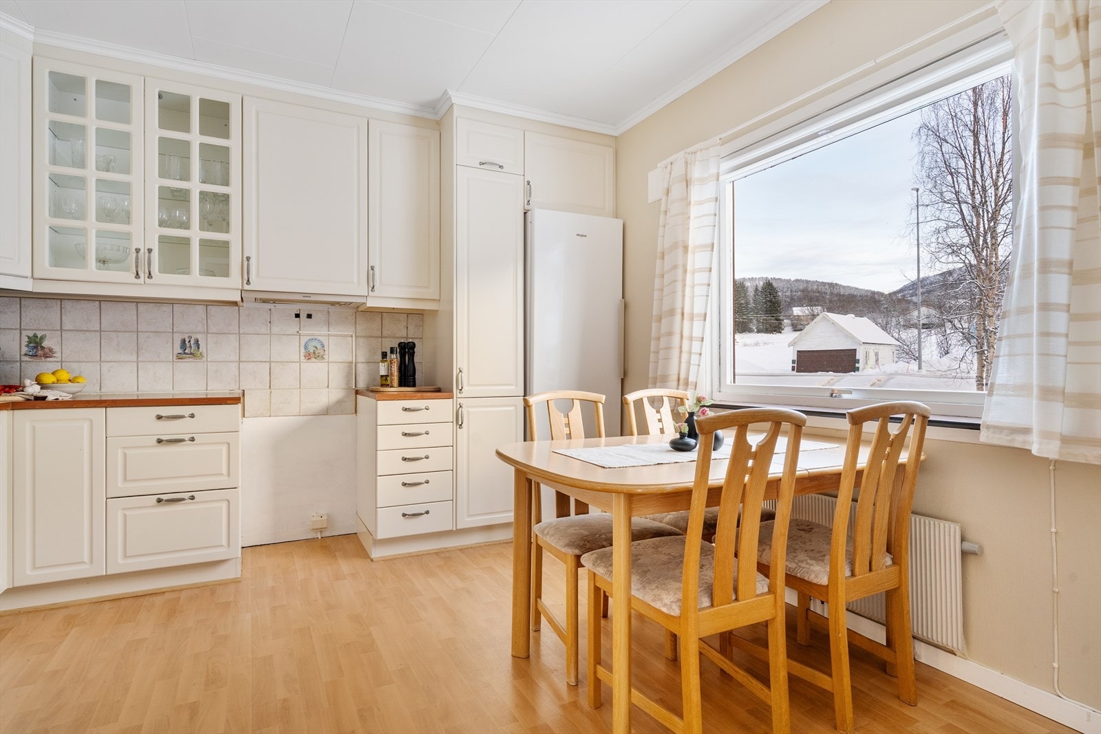 Kjøkkeninnredning med profilerte fronter og laminat benkeplate. Galleribilde