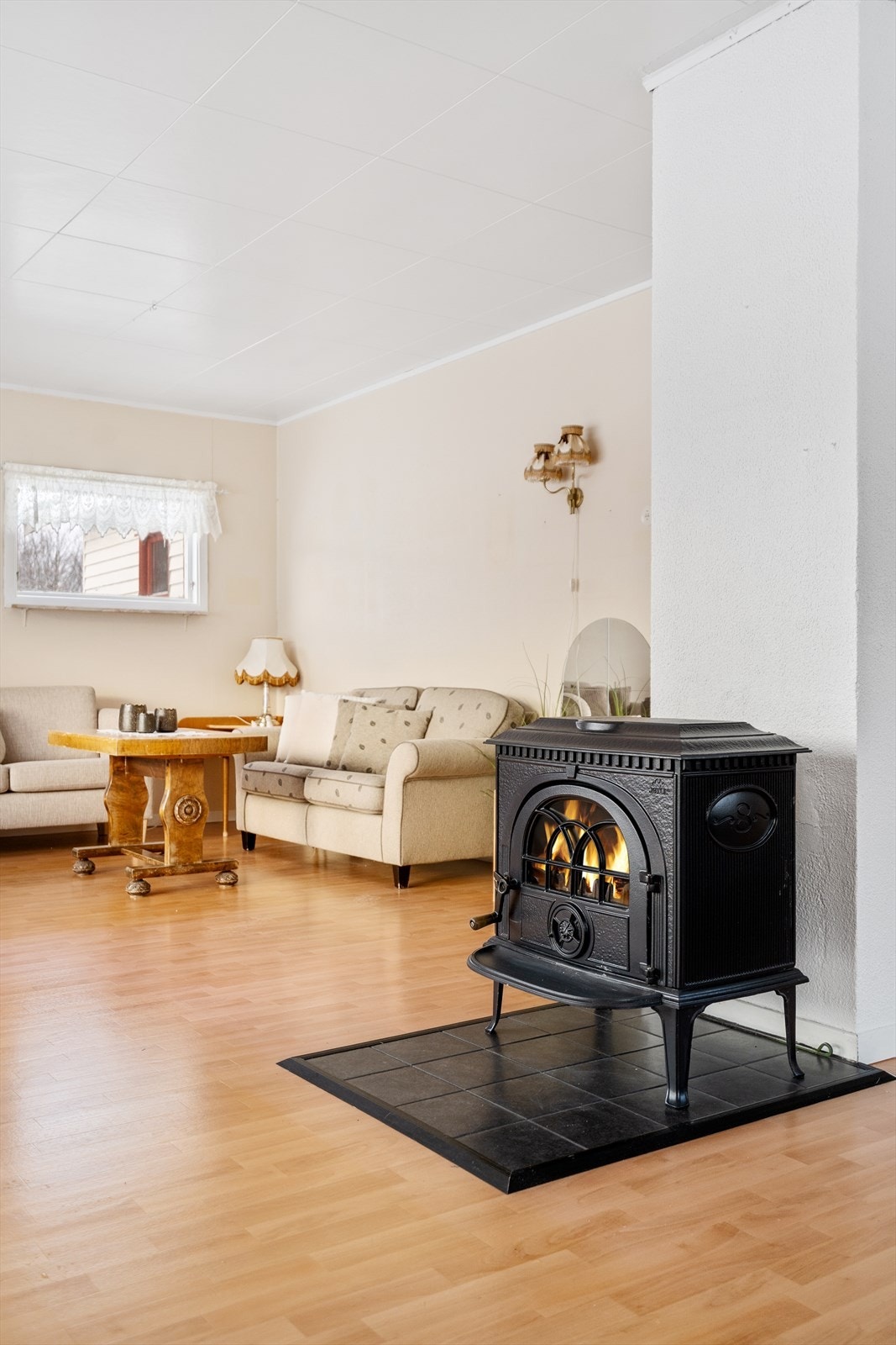 Boligen varmes opp med vedfyring, varmepumpe og øvrig elektrisk oppvarming. Galleribilde