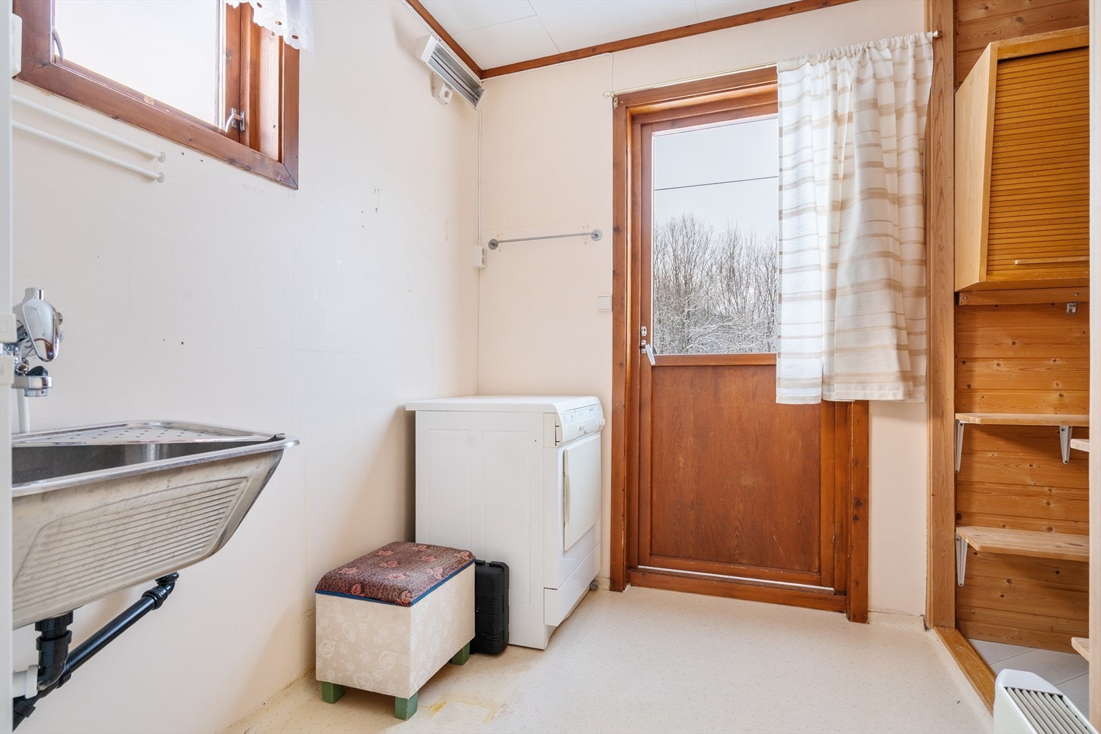 Eget vaskerom med opplegg for vaskemaskin, skyllekar og utgang ut. Galleribilde