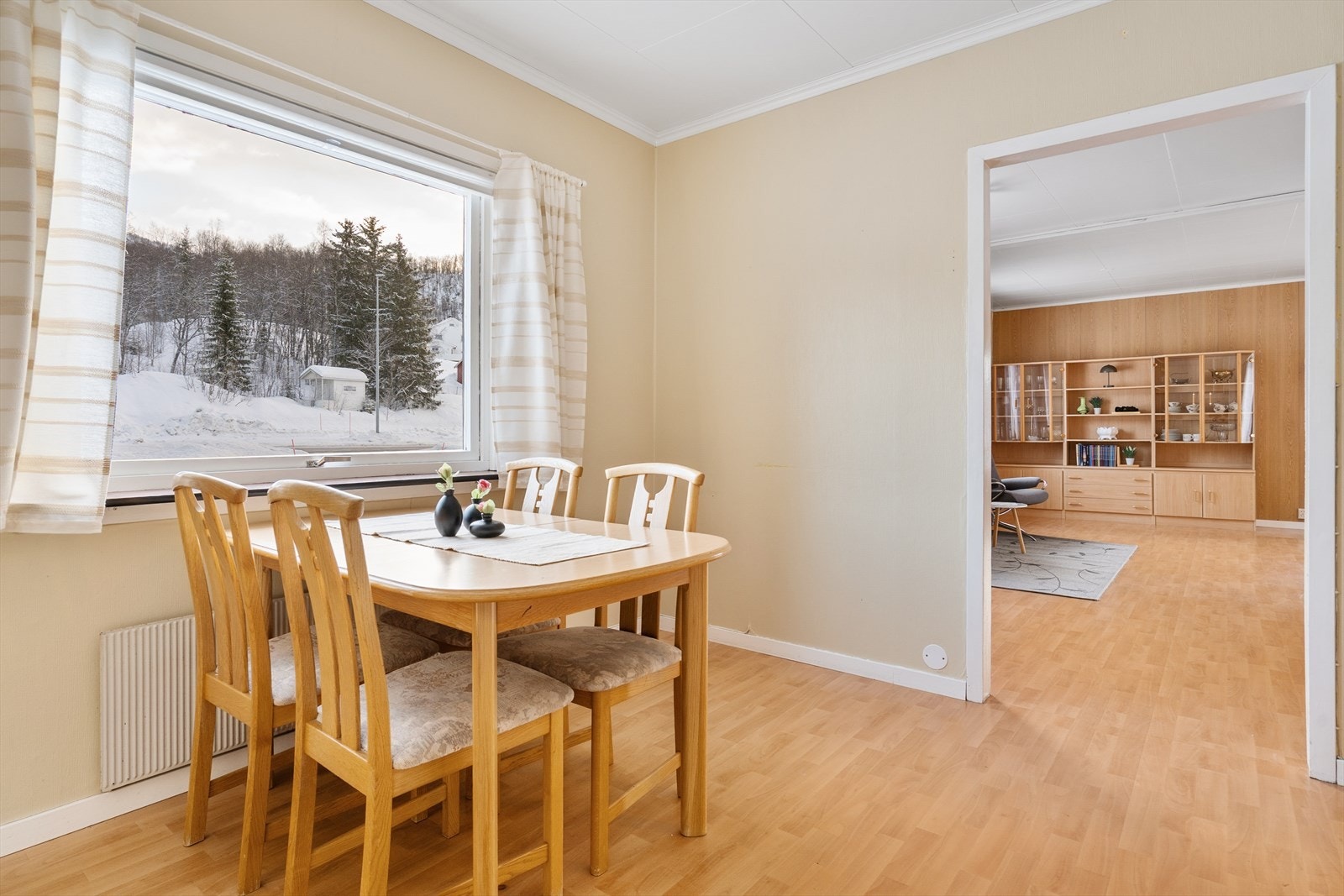 Kjøkken har plass til spisebord/frokostbord. Galleribilde