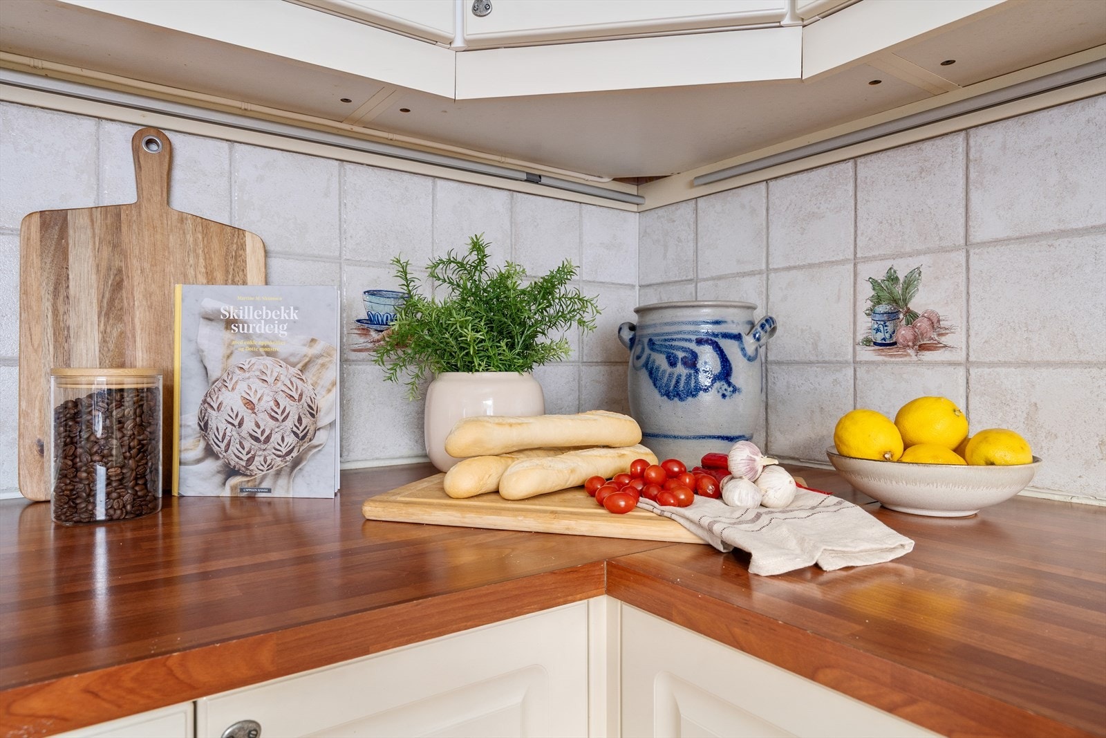 Fliser mellom benkeplate og overhengende kjøkkenskap. Galleribilde