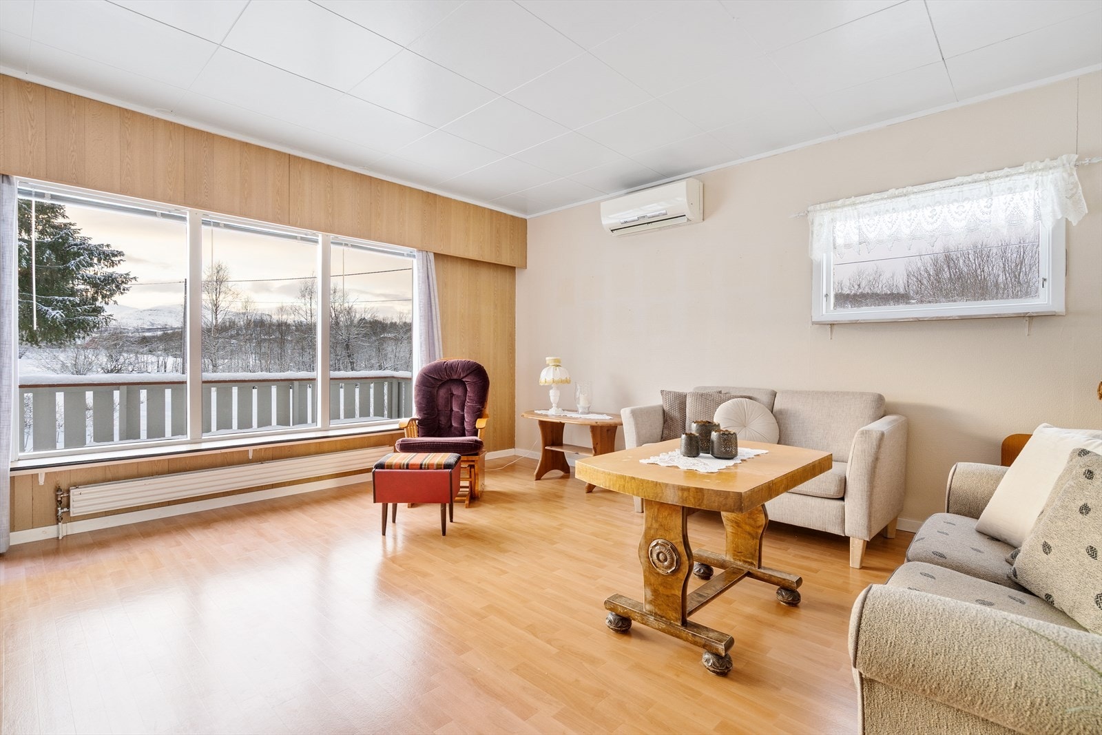 Stor stue med gode møbleringsmuligheter, varmepumpe og vedfyring. Galleribilde