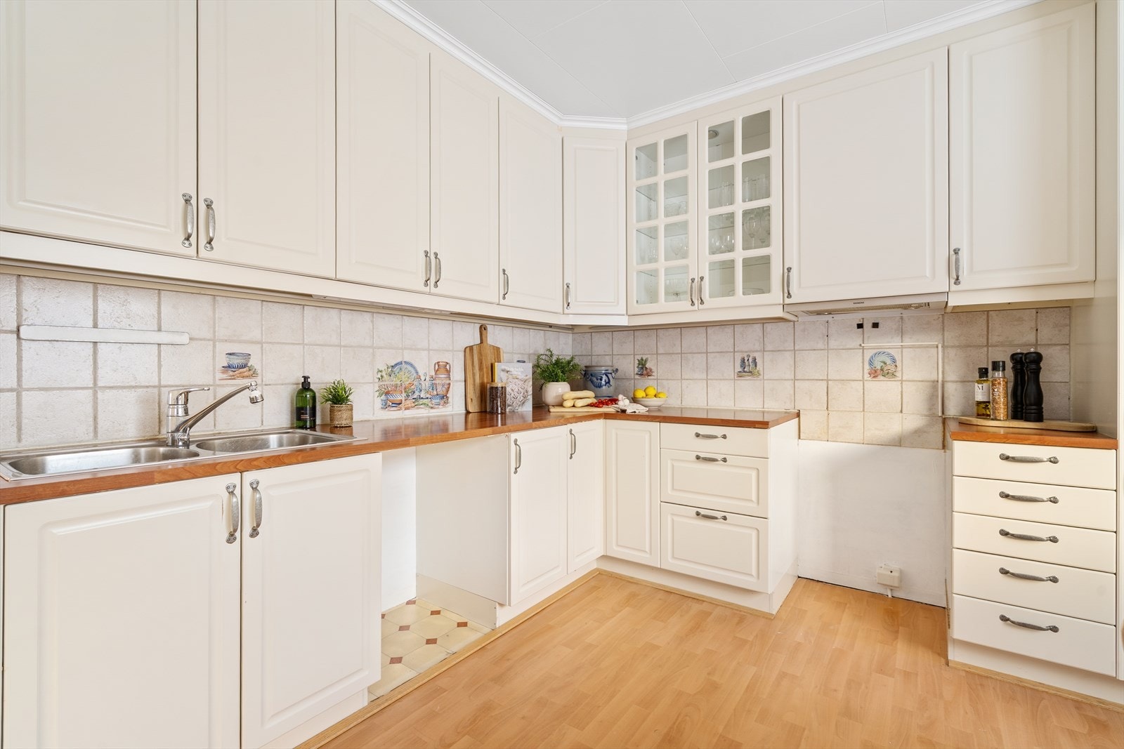 Plass til frittstående hvitevarer i innredningen. Galleribilde