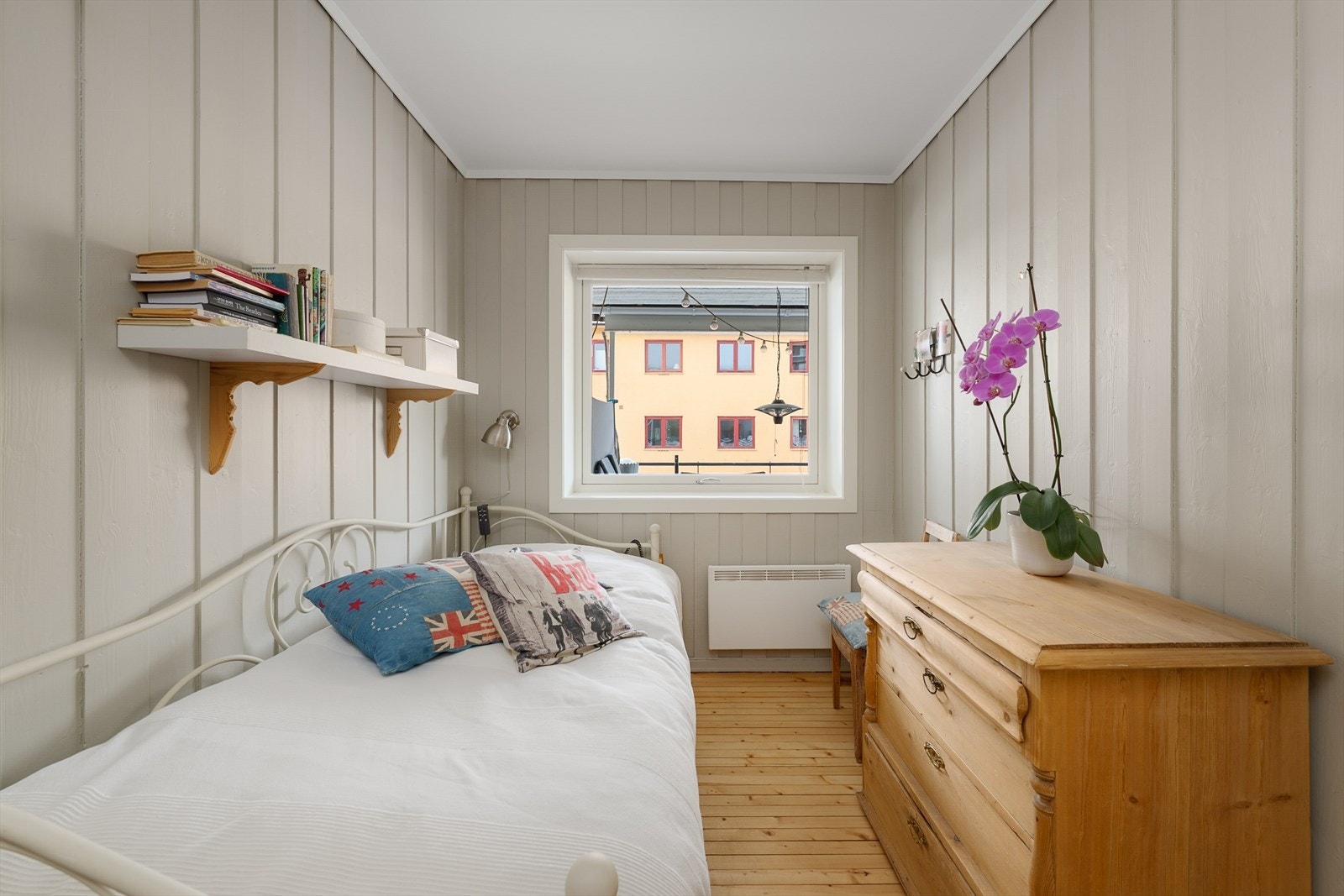 Det andre soverommet har tregulv og plass til seng og kommode. Galleribilde