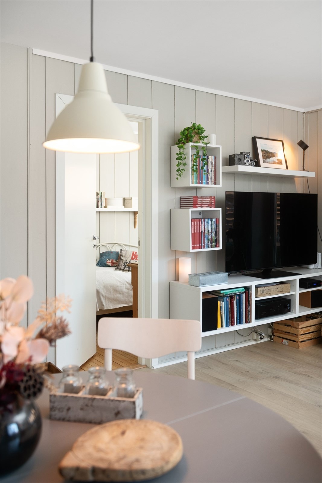 Fra stuen er det adkomst til ett av soverommene i leiligheten. Galleribilde