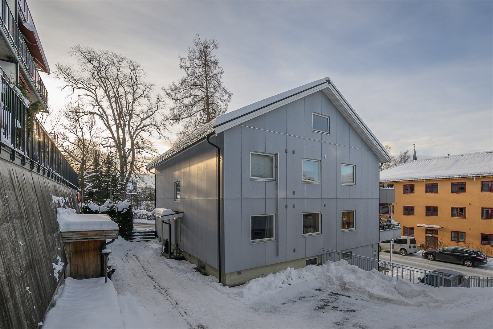 Bygningen har betongvegger kledd med fasadeplater, og dreneringen ble utført i 2016. Galleribilde