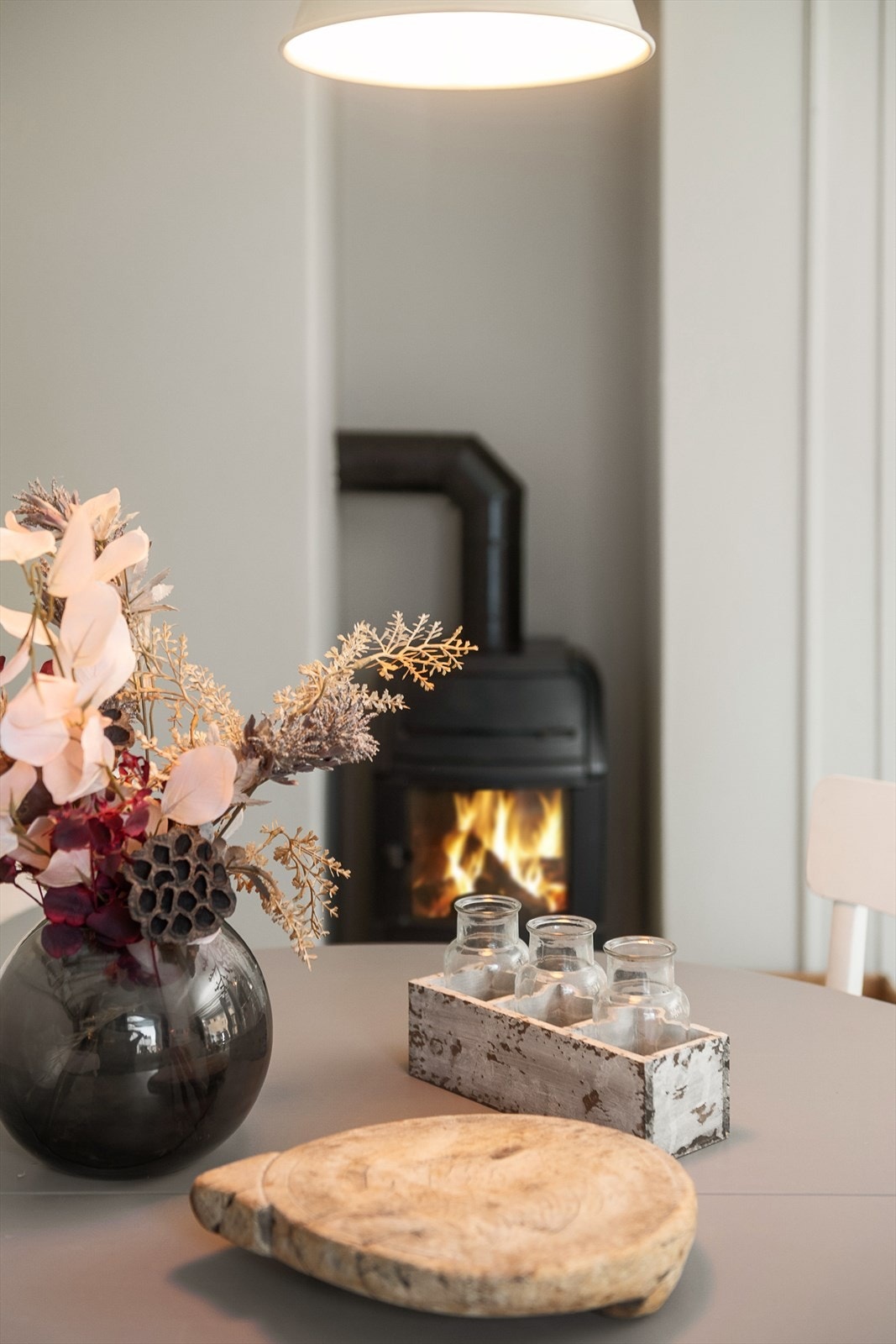 En vedovn tilknyttet teglsteinspipe gir ekstra god varme. For øvrig varmes hytta opp med elektrisk fyring. Galleribilde