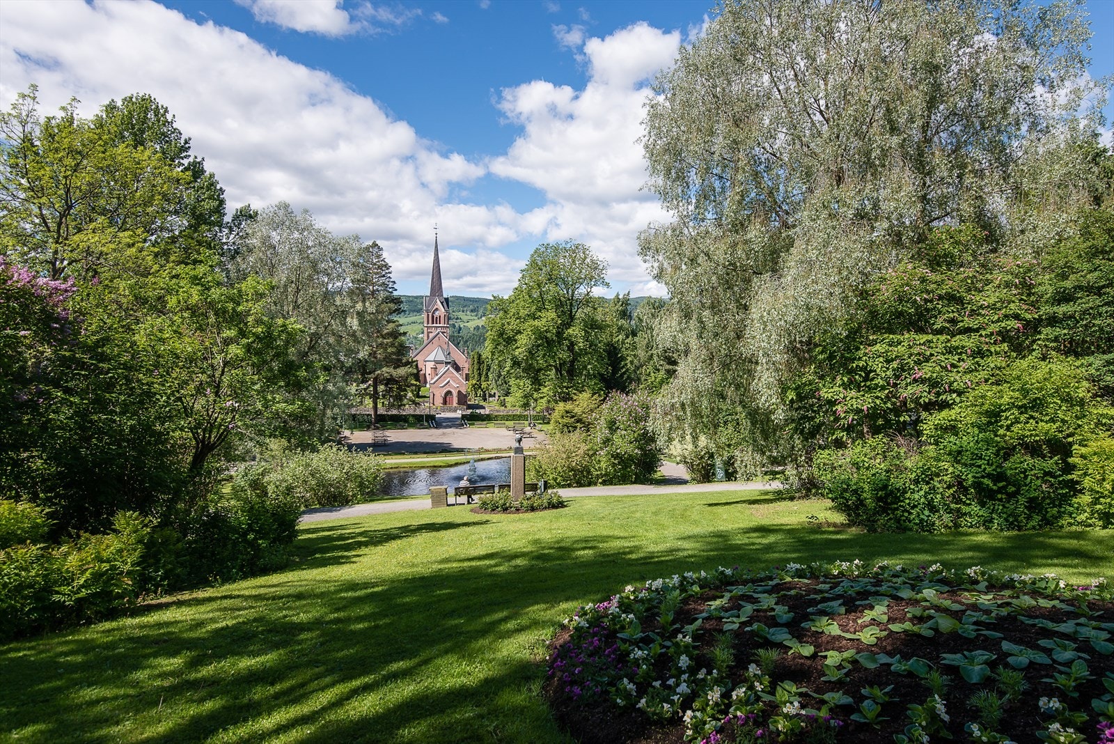 Kort vei til bussholdeplass ved Søndre park Kirkegata med hyppige avganger. Galleribilde