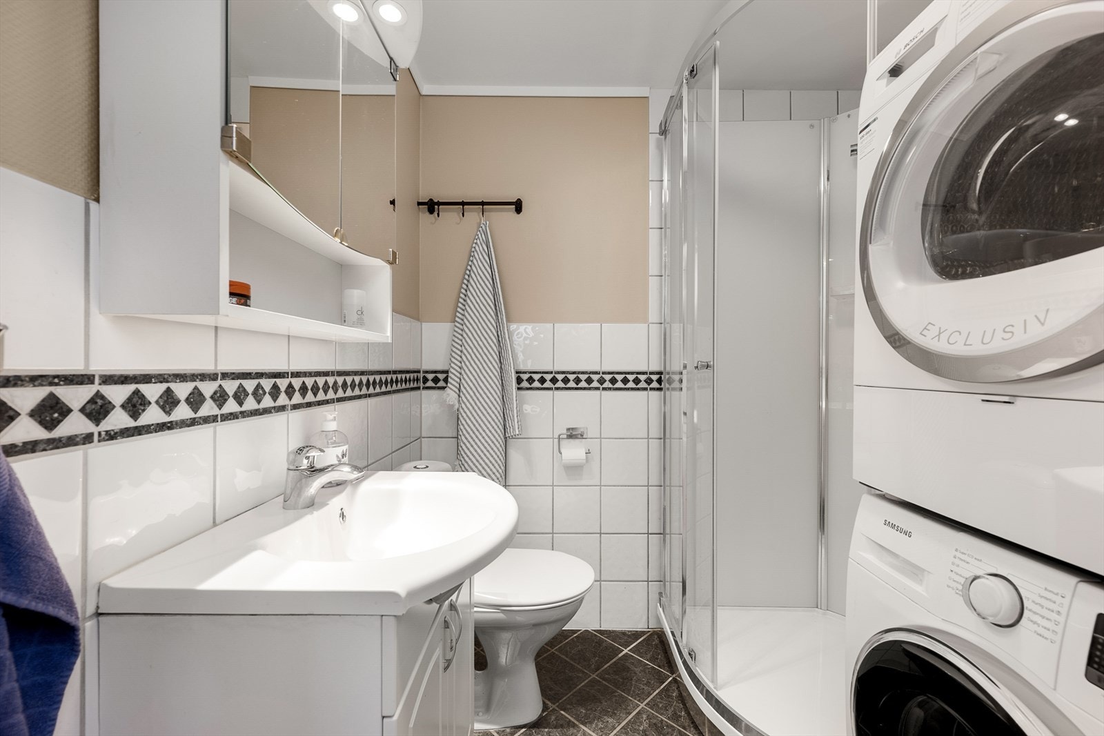 Badet ble pusset opp i 2001 og har flislagt gulv med varmekabler og opplegg for vaskemaskin. Galleribilde