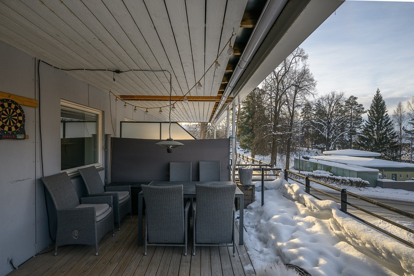 Leiligheten har en romslig og overbygget balkong. Galleribilde