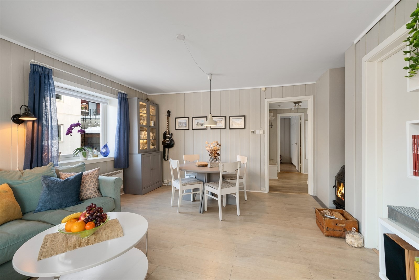 Leiligheten har en hyggelig stue der det er adkomst til ett av soverommene. Kjøkkenet ligger adskilt fra stuen. Galleribilde