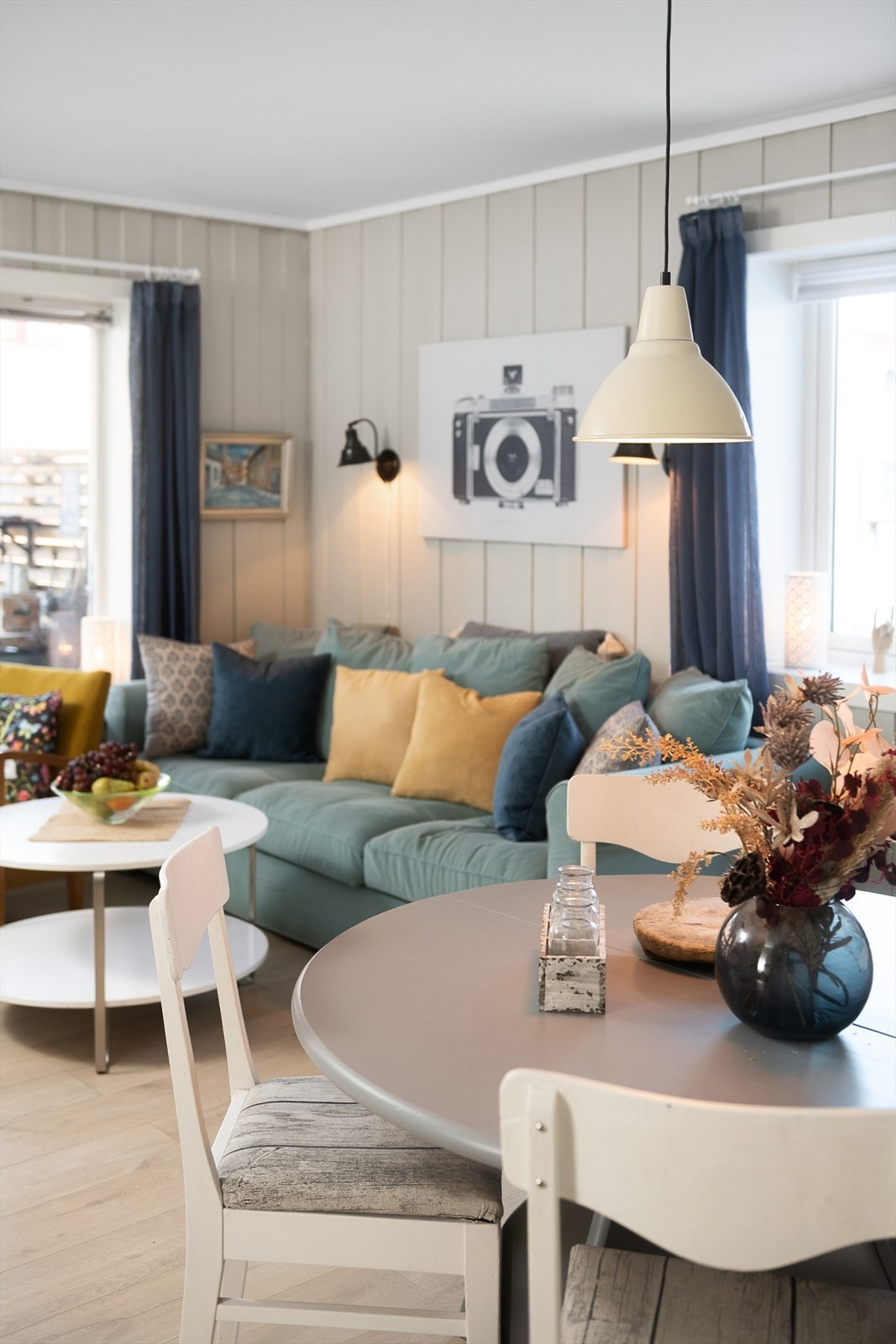 De store vindusflatene sikrer gode lysforhold i rommet. Galleribilde