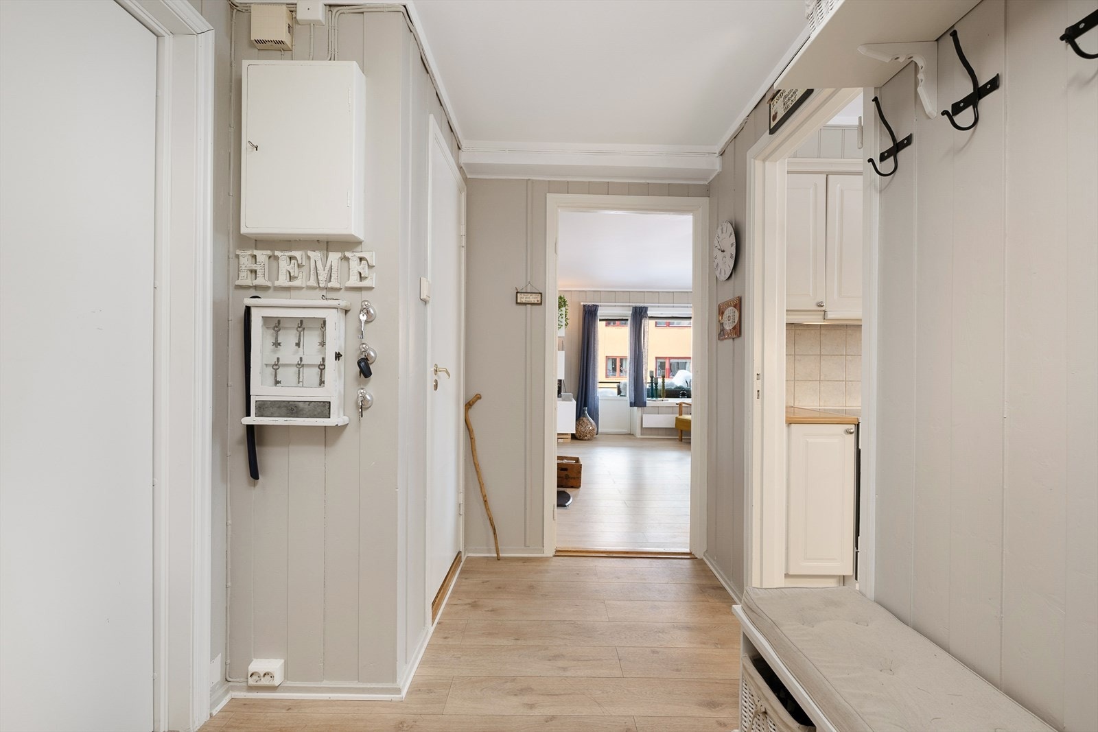 Det er plass til å henge fra seg yttertøy og utstyr i gangen. Galleribilde