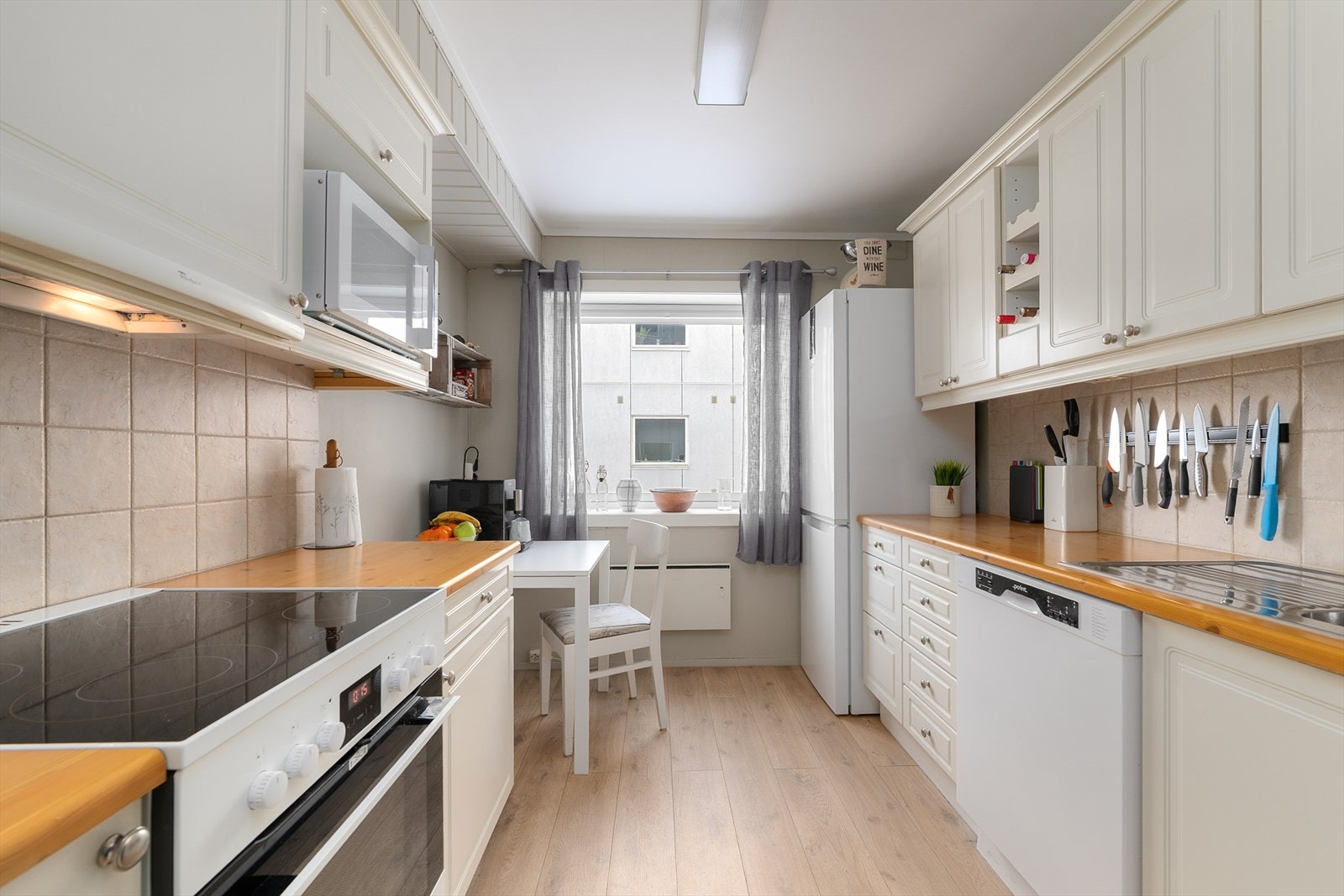 Lyst og funksjonelt kjøkken med profilerte fronter og god benkeplass. Stort vindu gir fint lys inn i rommet. Galleribilde