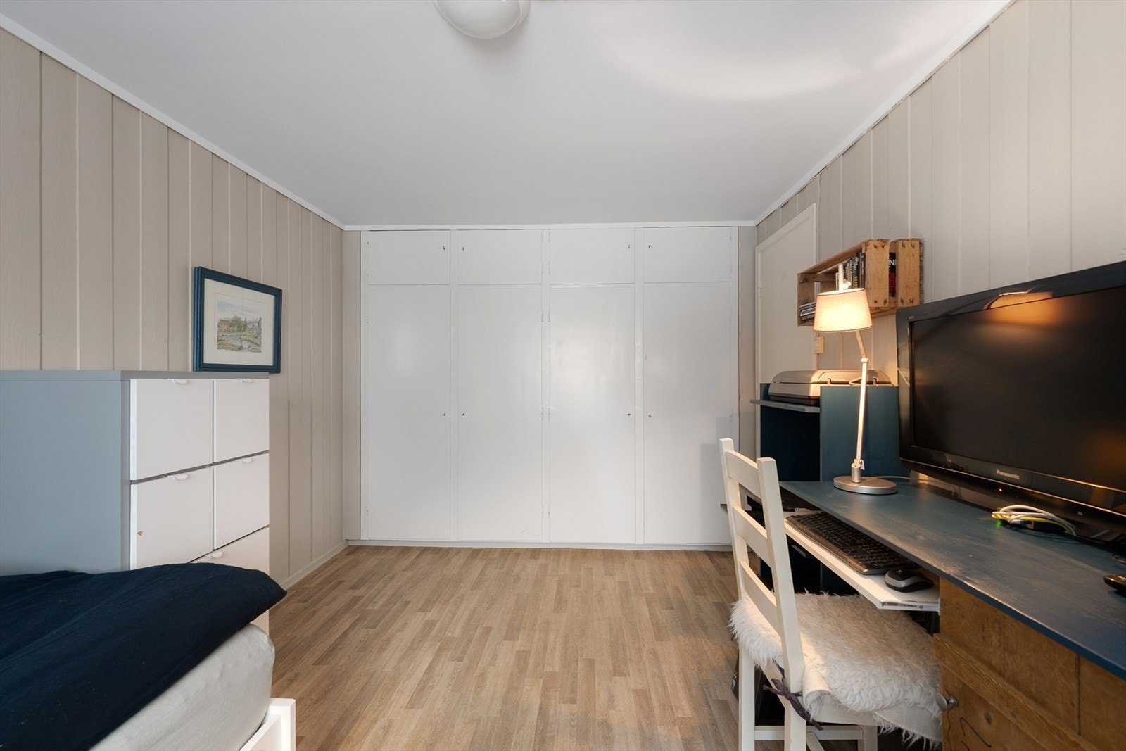 En hel vegg med garderobeskap gir rikelig med oppbevaringsplass. Galleribilde