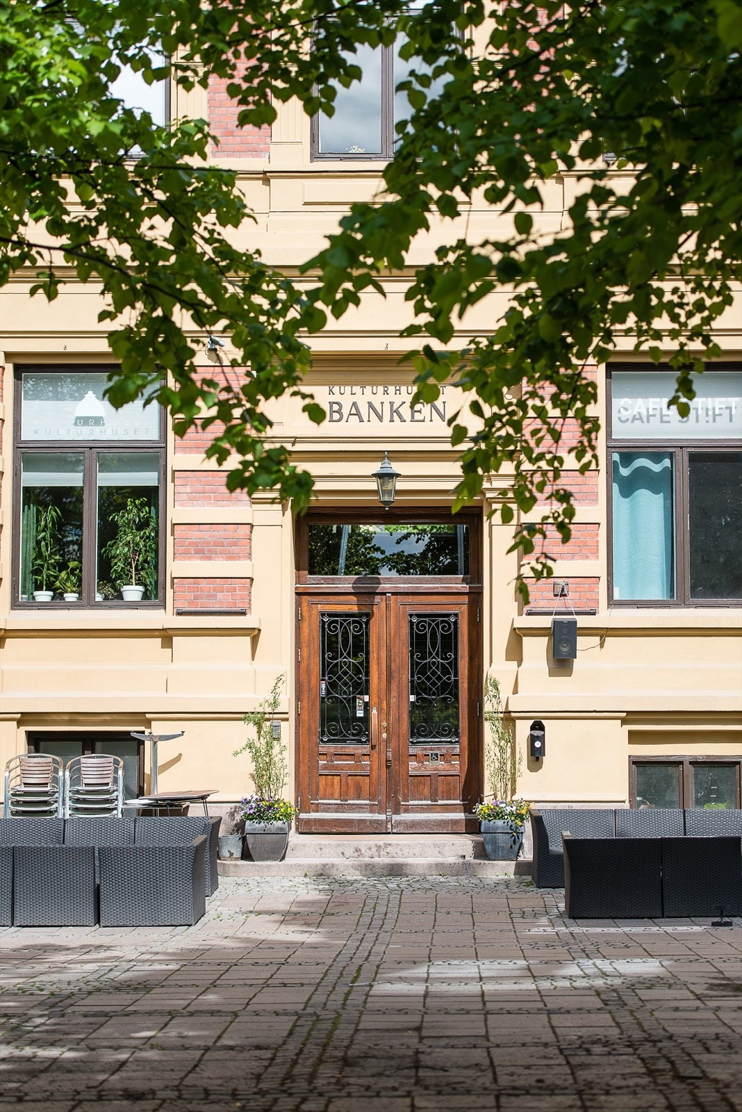 Lillehammer byr på et rikt utvalg av butikker, kafeer og kulturinstitusjoner som Kulturhuset Banken og Maihuagen. Galleribilde