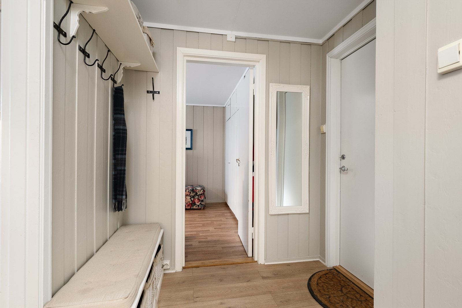 Gangen har lysmalt panel. Herfra er det adkomst til ett av soverommene, badet og kjøkkenet. Galleribilde